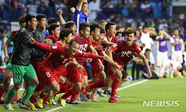 【두바이(아랍에미리트)=뉴시스】김진아 기자 = 20일 오후(현지시간) 아랍에미리트 두바이 알막툼 스타디움에서 열린 2019 AFC 아시안컵 16강전 베트남과 요르단의 경기, 베트남 축구대표팀 선수들이 승부차기 끝에 경기에 승리하자 기뻐하고 있다. 2019.01.20.&nbsp; bluesoda@newsis.com