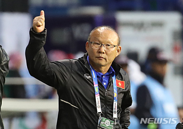 【두바이(아랍에미리트)=뉴시스】김진아 기자 = 20일 오후(현지시간) 아랍에미리트 두바이 알막툼 스타디움에서 열린&nbsp; 2019 AFC 아시안컵 16강전 베트남과 요르단의 경기, 베트남 축구대표팀 박항서 감독이 승부차기 끝에 경기에 승리하자 기뻐하고 있다. 2019.01.20.&nbsp; bluesoda@newsis.com