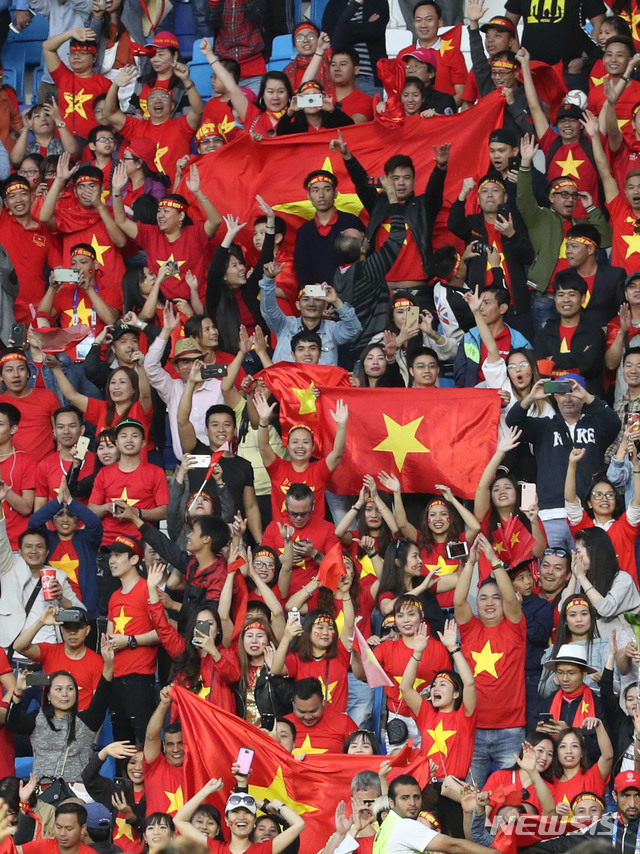 【두바이(아랍에미리트)=뉴시스】김진아 기자 = 20일 오후(현지시간) 아랍에미리트 두바이 알막툼 스타디움에서 열린&nbsp; 2019 AFC 아시안컵 16강전 베트남과 요르단의 경기, 베트남 축구대표팀 선수들이 승부차기 끝에 경기에 승리하자 기뻐하고 있다. 2019.01.20.&nbsp; bluesoda@newsis.com