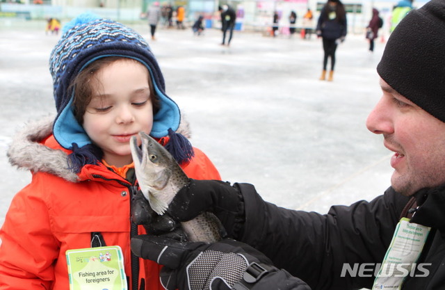 【화천=뉴시스】한윤식 기자 = 강원 일부지역에 한파주의보가 내려진 21일 오전 화천산천어축제가 열리는 화천군 화천천 얼음벌판에서 외국인 관광객들이 얼음낚시를 즐기고 있다. 2010.01.21. ysh@newsis.com