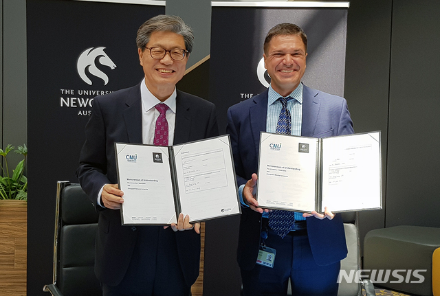 【대전=뉴시스】 충남대 오덕성 총장이 호주 뉴캐슬대에서 다리 밀라니 부총장과 자매대학 협정을 체결하고 기념촬영을 하고 있다.(사진=충남대 제공)