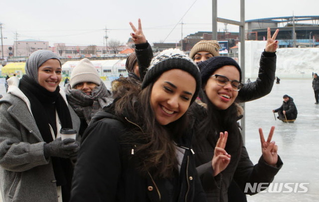 【화천=뉴시스】한윤식 기자 = 한파주의보가 내려진 21일 오후 강원 화천군 화천천 일원에서 열리는 화천산천어축제장에 쿠웨이트 관광객들의 발길이 이어지고 있다. 2019.01.21. ysh@newsis.com