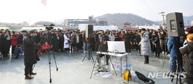 (사진은 유투브 구독자 195만 명인 BJ 창현의 ‘거리 노래방’ 생방송이 지난 12일 화천산천어축제장에서 진행됐다.)