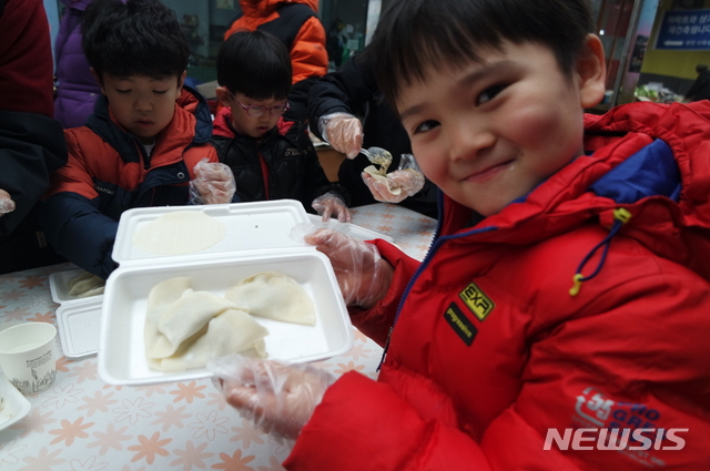 【서울=뉴시스】 강서구 만두 빚기. 2019.01.21. (사진= 강서구 제공)