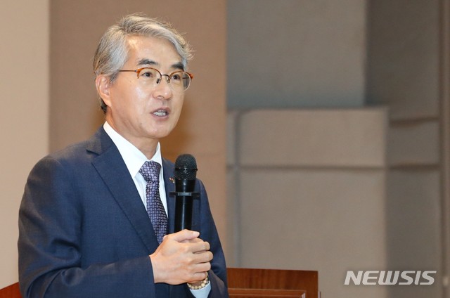 【창원=뉴시스】 홍정명 기자 = 21일 경남 창원대학교에서 열린 '2019년 학교업무 적정화 관리자 연수'에 참석한 박종훈 경남도교육감이 학교 현장의 다양한 의견을 수렴해 행정업무를 줄이는 정책을 지속해서 추진하겠다는 뜻을 밝히고 있다.2019.01.21.(사진=경남도교육청 제공) photo@newsis.com