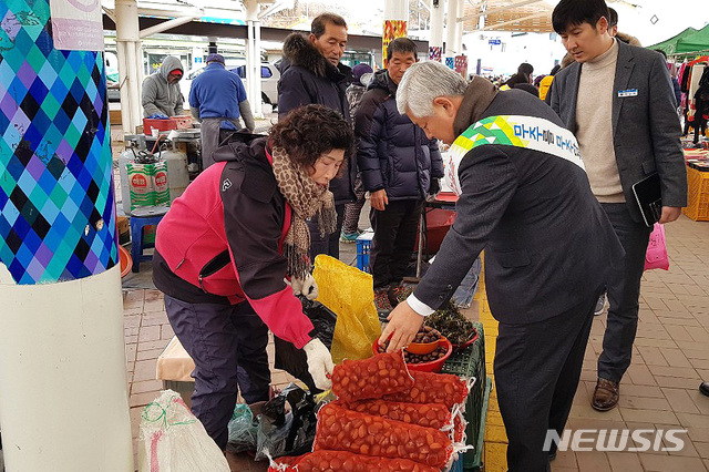 【무주=뉴시스】 한훈 기자 = 21일 전북 무주군은 무주읍 장날을 맞아 반딧불시장에서 설맞이 장보기 행사를 가졌다. 2019.01.21.(사진=무주군 제공) photo@newsis.com