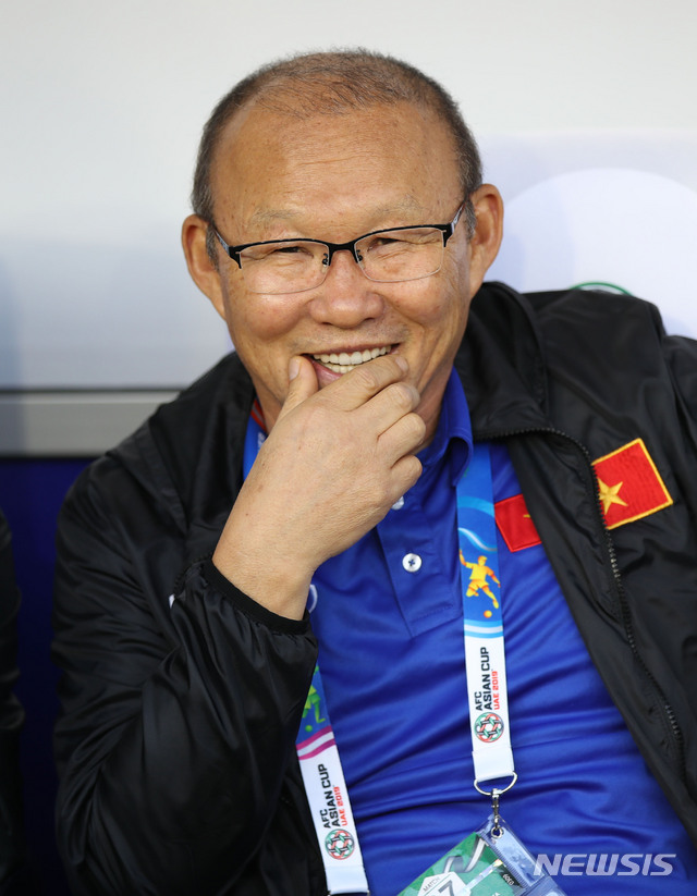 【두바이(아랍에미리트)=뉴시스】김진아 기자 = 20일 오후(현지시간) 아랍에미리트 두바이 알막툼 스타디움에서 열린&nbsp; 2019 AFC 아시안컵 16강전 베트남과 요르단의 경기, 베트남 축구대표팀 박항서 감독이 미소짓고 있다. 2019.01.20.&nbsp; bluesoda@newsis.com