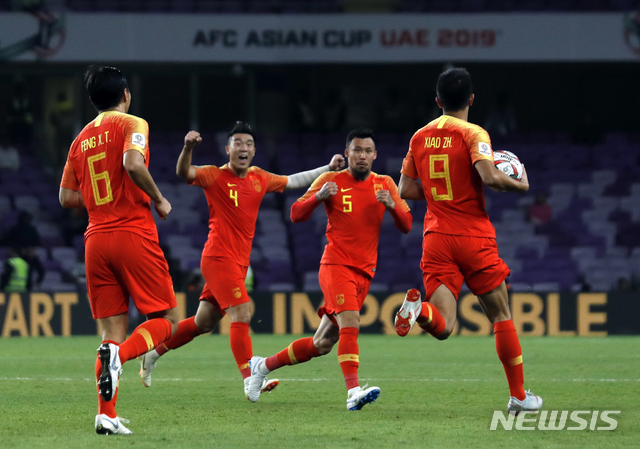 China's forward Xiao Zhi, right, celebrates with teammates after scoring his side's opening goal during the AFC Asian Cup round of 16 soccer match between Thailand and China at the Hazza Bin Zayed stadium in Al Ain, United Arab Emirates, Sunday, Jan. 20, 2019. (AP Photo/Hassan Ammar)