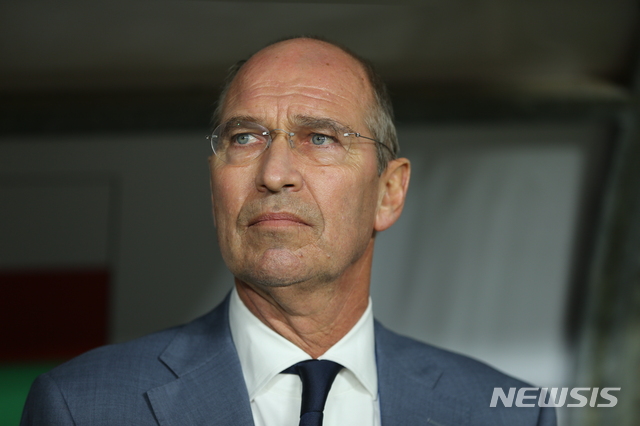 【아부다비=AP/뉴시스】 베어백 감독