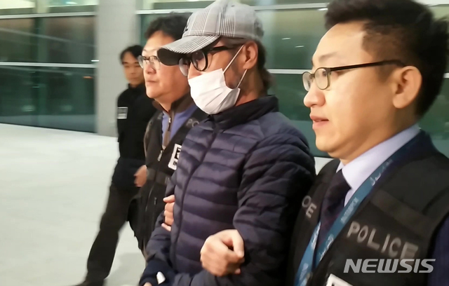 【서울=뉴시스】김선웅 기자 = 캄보디아에서 필로폰을 밀반입해 국내에 유통하다 검거된 해외 공급총책이 18일 오전 인천국제공항을 통해 압송되고 있다. 2019.01.21. (사진=서울서부경찰서 제공)&nbsp; photo@newsiscom