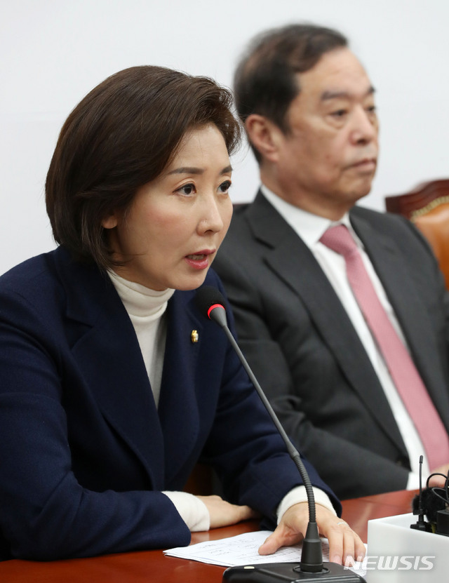 【서울=뉴시스】홍효식 기자 = 자유한국당 나경원 원내대표 등이 21일 오전 서울 여의도 국회에서 열린 비상대책위원회의에 참석해 모두발언을 하고 있다. 2019.01.21.&nbsp; yesphoto@newsis.com