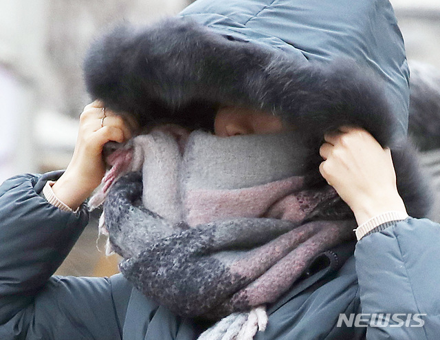 【서울=뉴시스】박미소 수습기자 = 반짝 추위가 찾아온 21일 오전 서울 종로구 광화문 네거리 앞에서 한 시민이 털모자를 쓰고 있다. 기상청에 따르면 서울의 오전 체감온도는 영하 9도를 기록했고 낮부터 추위가 누그러질 예정이다. 2019.01.21. misocamera@newsis.com