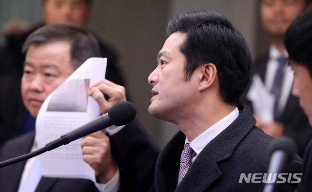 【서울=뉴시스】추상철 기자 = 민간인 사찰 의혹을 제기한 전 청와대 감찰반원인 김태우 검찰수사관이 21일 오전 서울 중구 프레스센터에서 기자회견을 열고 입장을 밝히고 있다. 2019.01.21.&nbsp; scchoo@newsis.com