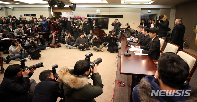 【서울=뉴시스】추상철 기자 = 민간인 사찰 의혹을 제기한 전 청와대 감찰반원인 김태우 검찰수사관이 21일 오전 서울 중구 프레스센터에서 기자회견을 열고 입장을 밝히고 있다. 2019.01.21.&nbsp; scchoo@newsis.com 