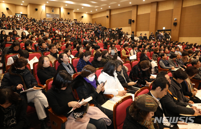 【서울=뉴시스】고승민 기자 = 21일 오전 서울 여의도 국회 의원회관에서 자유한국당 홍문종 의원 주최로 (사)한국유치원총연합회 유아교육법 시행령 등 입법 예고에 대한 공청회가 열리고 있다. 2019.01.21.kkssmm99@newsis.com