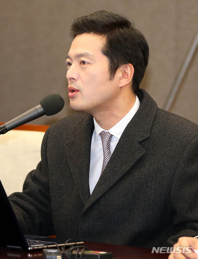 【서울=뉴시스】추상철 기자 = 민간인 사찰 의혹을 제기한 전 청와대 감찰반원인 김태우 검찰수사관이 21일 오전 서울 중구 프레스센터에서 기자회견을 열고 입장을 밝히고 있다. 2019.01.21.&nbsp; scchoo@newsis.com