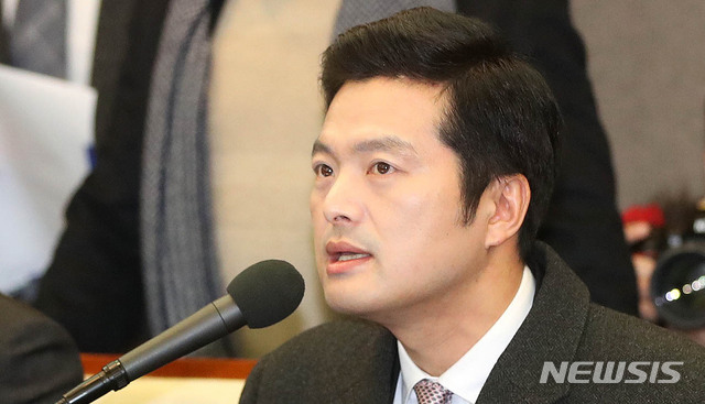 【서울=뉴시스】추상철 기자 = 민간인 사찰 의혹을 제기한 전 청와대 감찰반원인 김태우 검찰수사관이 21일 오전 서울 중구 프레스센터에서 기자회견을 열고 입장을 밝히고 있다. 2019.01.21.&nbsp; scchoo@newsis.com