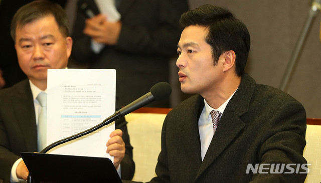 【서울=뉴시스】추상철 기자 = 민간인 사찰 의혹을 제기한 전 청와대 감찰반원인 김태우 검찰수사관이 21일 오전 서울 중구 프레스센터에서 기자회견을 열고 입장을 밝히고 있다. 2019.01.21.&nbsp; scchoo@newsis.com