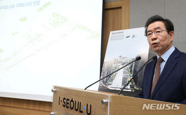 【서울=뉴시스】박미소 수습기자 = 박원순 서울시장이 21일 오전 서울 중구 서울시청 브리핑룸에서 새로운 광화문광장에 대한 기본방향을 설명하고 있다. 2019.01.21.&nbsp; misocamera@newsis.com