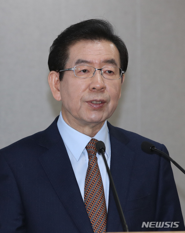 【서울=뉴시스】박미소 수습기자 = 박원순 서울시장이 21일 오전 서울 중구 서울시청 브리핑룸에서 새로운 광화문광장 국제설계공모 최종 당선작을 공개하고 있다. 최종 당선작은 70대 1의 경쟁률을 뚫고 'Deep Surface, 과거와 미래를 깨우다'가 선정되었다. 2019.01.21.&nbsp; misocamera@newsis.com 