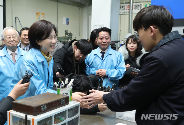 【부천=뉴시스】이윤청 수습기자 = 유은혜 사회부총리 겸 교육부 장관이 21일 오전 경기 부천시 신광엠앤피를 방문해 현장에서 근무하는 고졸취업자와 인사하고 있다.&nbsp; 이번 현장 방문은 정부, 산업계, 교육계가 협력해 고졸취업을 활성화하기 위해 진행됐다. 2019.01.21.&nbsp; radiohead@newsis.com 