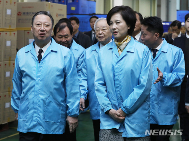 【부천=뉴시스】이윤청 수습기자 = 유은혜 사회부총리 겸 교육부 장관, 박용만 대한상공회의소 회장, 손경식 경영자총협회 회장이 21일 오전 경기 부천시 신광엠앤피를 방문해 현장을 견학하고 있다.&nbsp; 이번 현장 방문은 정부, 산업계, 교육계가 협력해 고졸취업을 활성화하기 위해 진행됐다. 2019.01.21. radiohead@newsis.com