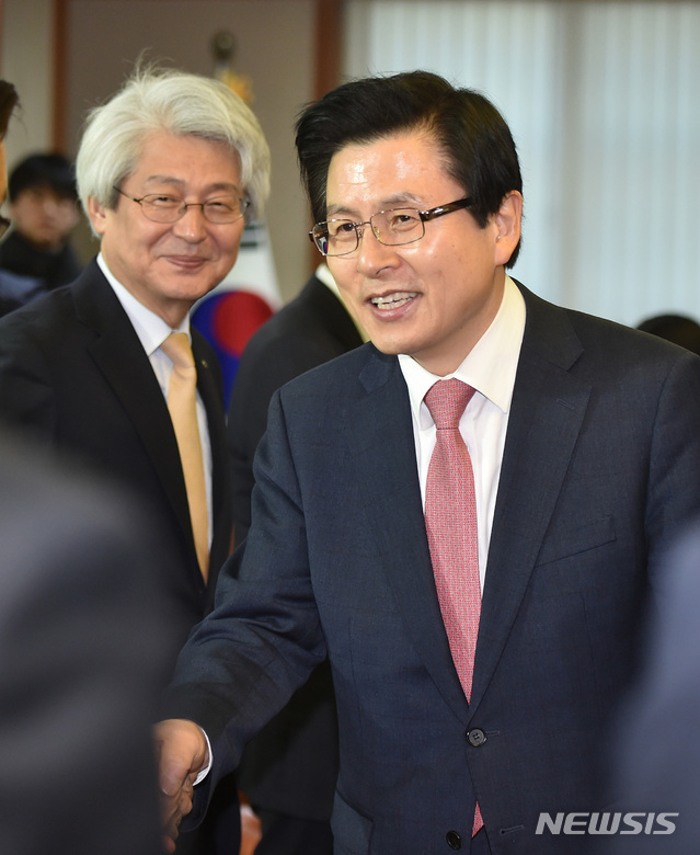 【대구=뉴시스】우종록 기자 = 21일 오전 대구 동구 신천동 대구상공회의소를 인사 차 방문한 황교안 전 국무총리가 상공의 관계자들과 인사를 나누고 있다. 2019.01.21.&nbsp; wjr@newsis.com