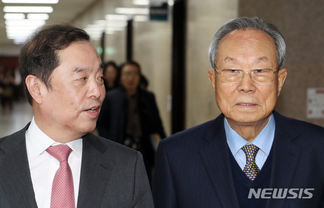 【서울=뉴시스】이종철 기자 = 지난 21일 서울 여의도 국회에서 열린 자유한국당 당 대표 및 최고위원 선출을 위한 중앙당 선거관리위원회 제1차 전체회의에 참석하는 선거관리위원장인 박관용 전 국회의장(오른쪽)이 김병준 비대위원장과 의견을 나누며 회의장으로 가고 있다. 2019.01.21.jc4321@newsis.com