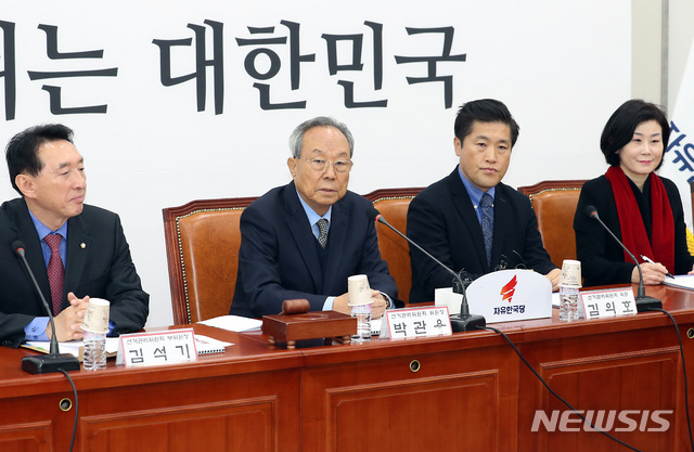 【서울=뉴시스】이종철 기자 = 21일 서울 여의도 국회에서 열린 자유한국당 당 대표 및 최고위원 선출을 위한 중앙당 선거관리위원회 제1차 전체회의에서 선거관리위원장인 박관용 전 국회의장이 모두발언을 하고 있다. 2019.01.21.jc4321@newsis.com