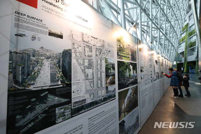 【서울=뉴시스】박미소 수습기자 = 21일 오전 서울 중구 서울시청 로비에서 시민들이 새로운 광화문광장 국제설계공모전 당선작을 살펴보고 있다. 최종 당선작은 70대 1의 경쟁률을 뚫고 'Deep Surface, 과거와 미래를 깨우다'가 선정됐다. 2019.01.21.&nbsp; misocamera@newsis.com 