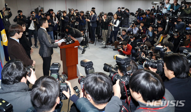 【서울=뉴시스】이종철 기자 = ‘젊은빙상인연대’와 목포 부동산 투기 의혹으로 더불어민주당 탈당을 선언한 손혜원 의원이 21일 오전 서울 여의도 국회 정론관에서 기자회견을 열고 성폭행 등 빙상계의 수많은 악행들이 그동안 외부에 제대로 드러나기 힘들었던 이유와 빙상계 개혁을 위한 요구사항을 말하고 있다. 2019.01.21.jc4321@newsis.com