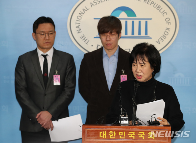 【서울=뉴시스】고승민 기자 = 더불어민주당을 탈당한 손혜원 의원과 여준형 젊은빙상인연대 대표, 박지훈 변호사가 21일 오전 서울 여의도 국회에서 빙상계 성폭력 추가 폭로 기자회견을 하고 있다. 2019.01.21.kkssmm99@newsis.com