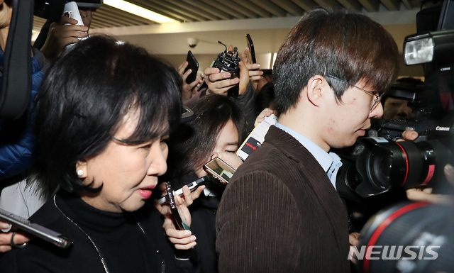 【서울=뉴시스】이종철 기자 = ‘젊은빙상인연대’의 여준형 대표와 목포 부동산 투기 의혹으로 더불어민주당 탈당을 선언한 손혜원 의원이 21일 오전 서울 여의도 국회 정론관에서 성폭행 등 빙상계의 수많은 악행들을 보고하는 기자회견을 마친뒤 자리를 떠나고 있다. 2019.01.21.jc4321@newsis.com