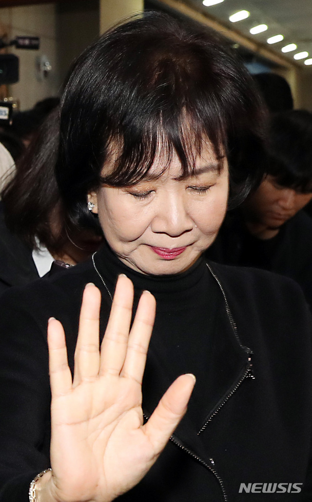 【서울=뉴시스】이종철 기자 = 목포 부동산 투기 의혹으로 더불어민주당 탈당을 선언한 손혜원 의원이 21일 오전 서울 여의도 국회 정론관에서 기자회견을 열고 성폭행 등 빙상계의 수많은 악행들이 그동안 외부에 제대로 드러나기 힘들었던 이유와 빙상계 개혁을 위한 요구사항을 말한뒤 회견장을 떠나면서 기자들의 질문에 답변을 피하고 있다. 2019.01.21. jc4321@newsis.com