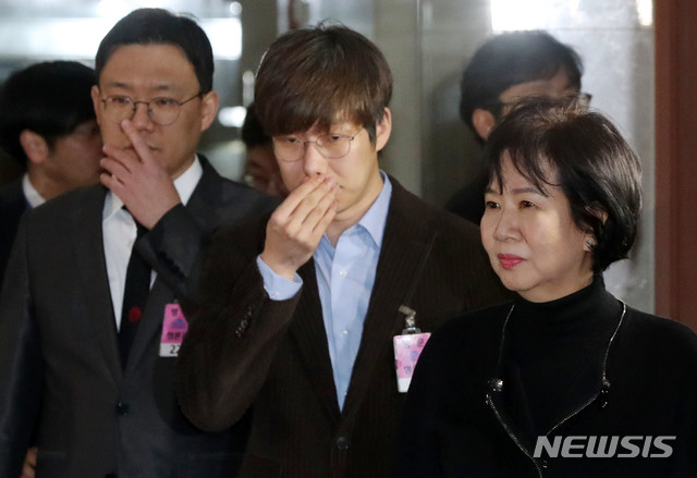 【서울=뉴시스】홍효식 기자 = 무소속 손혜원(오른쪽부터) 의원과 여준형 젊은빙상인연대 대표, 박지훈 자문 변호사가 21일 오전 서울 여의도 국회 본청 정론관에서 열린 빙상계 성폭력 관련 기자회견에 참석하고 있다. 이들은 기자회견에서 체육계 성폭력 전수조사, 한국체육대학교 감사, 이기흥 대한체육회장 및 수뇌부 총사퇴를 촉구했다. 2019.01.21. yesphoto@newsis.com