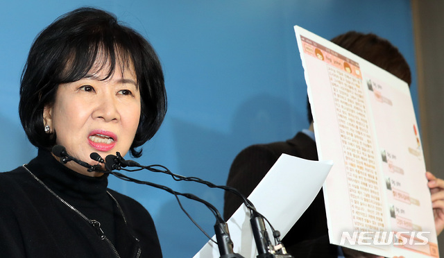 【서울=뉴시스】이종철 기자 = ‘젊은빙상인연대’의 여준형 대표와 목포 부동산 투기 의혹으로 더불어민주당 탈당을 선언한 손혜원 의원이 21일 오전 서울 여의도 국회 정론관에서 카톡 내용을 보여주며 성폭행 등 빙상계의 수많은 악행들을 보고하고 있다. 2019.01.21.jc4321@newsis.com