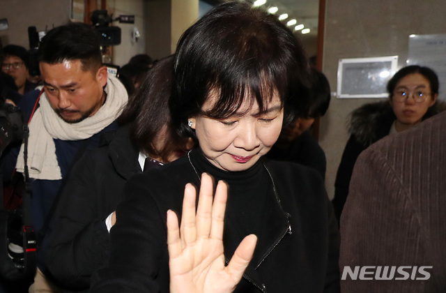 【서울=뉴시스】이종철 기자 = 목포 부동산 투기 의혹으로 더불어민주당 탈당을 선언한 손혜원 의원이 21일 오전 서울 여의도 국회 정론관에서 기자회견을 열고 성폭행 등 빙상계의 수많은 악행들이 그동안 외부에 제대로 드러나기 힘들었던 이유와 빙상계 개혁을 위한 요구사항을 말한뒤 회견장을 떠나면서 기자들의 질문에 답변을 피하고 있다. 2019.01.21.jc4321@newsis.com