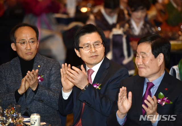 【대구=뉴시스】우종록 기자 = 황교안(가운데) 전 국무총리가 21일 오전 대구 수성구 범어동 라온제나호텔에서 열린 ‘자유한국당 여성정치 아카데미 총동창회 신년교례회’에 참석해 박수를 치고 있다. 왼쪽부터 추경호 의원, 황교안 전 총리, 곽대훈 의원. 2019.01.21.&nbsp; wjr@newsis.com 