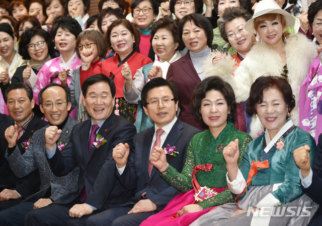 【대구=뉴시스】우종록 기자 = 황교안 전 국무총리가 21일 오전 대구 수성구 범어동 라온제나호텔에서 열린 ‘자유한국당 여성정치 아카데미 총동창회 신년교례회’에 참석해 기념촬영을 하고 있다. 앞줄 왼쪽부터 조재구 남구청장, 추경호 의원, 곽대훈 의원, 황교안 전 총리. 2019.01.21.&nbsp; wjr@newsis.com 