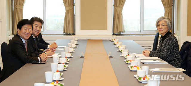 【서울=뉴시스】홍효식 기자 = 강경화 외교부 장관이 21일 오후 서울 여의도 국회에서 강석호 국회 외교통일위원장을 비롯한 위원들에게 한미방위비분담금특별협정(SMA) 협상 상황 보고를 위해 비공개 간담회를 하고 있다. 2019.01.21. yesphoto@newsis.com