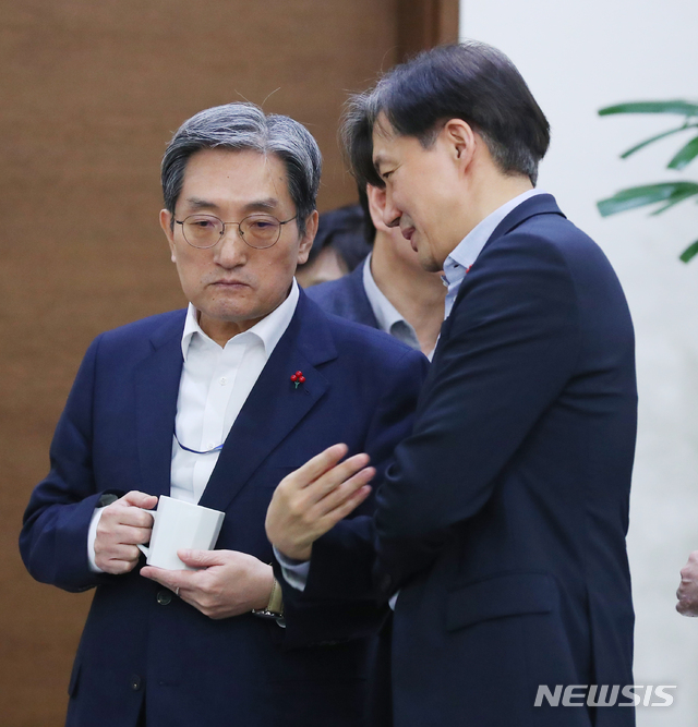 【서울=뉴시스】전신 기자 = 노영민 비서실장과 조국 민정수석이 21일 청와대 여민관에서 열린 수석보좌관회의에 앞서 대화하고 있다. 2019.01.21.&nbsp; photo1006@newsis.com