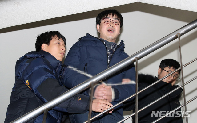 [서울=뉴시스]김선웅 기자 = 지난 2019년 1월 당시 청와대 앞에서 미신고 기습 집회를 벌인 혐의 등으로 구속영장이 청구된 김수억 금속노조 기아차 비정규직 지회장이 서울 서초구 서울중앙지법에서 열린 구속 전 피의자 심문(영장실질심사)에 출석하고 있다. 2019.01.21. mangusta@newsis.com