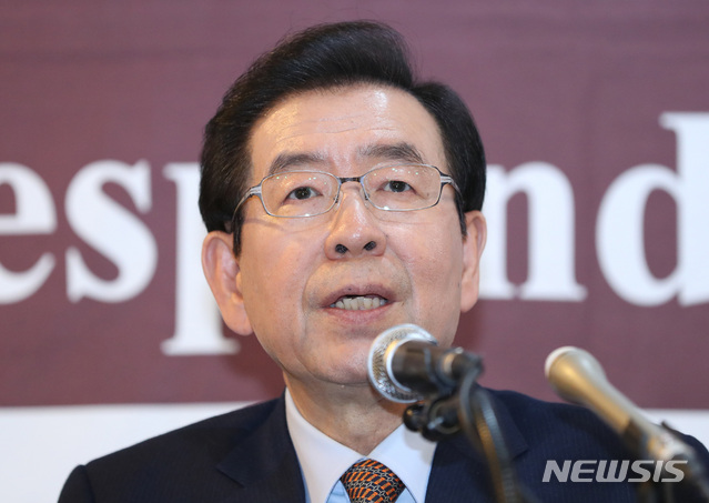 【서울=뉴시스】전진환 기자 = 박원순 서울시장이 21일 오후 서울 주재 외신기자 대상 신년간담회가 열린 서울 중구 한국프레스센터 외신기자클럽에서 기조연설을 하고 있다. 2019.01.21.&nbsp; amin2@newsis.com