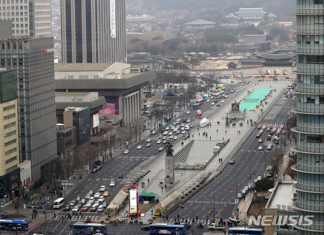 【서울=뉴시스】 전진환 기자 = 서울시는 21일 새로운 광화문광장의 미래 청사진인 국제설계공모 최종 당선작을 발표하고 2021년 새로운 광화문을 향한 첫 걸음을 시작한다고 밝혔다.&nbsp; 지상광장은 질서 없는 구조물과 배치를 정리해 경복궁과 그 뒤 북악산의 원경을 광장 어디서든 막힘없이 볼 수 있다. 다양한 대형 이벤트가 열릴 수 있도록 비움의 공간으로 조성된다. 세종대왕상과 이순신장군상을 세종문화회관 옆과 옛 삼군부 터(정부종합청사 앞)로 각각 이전하는 방안이 제안됐다.&nbsp;&nbsp; 시는 수도권 서북부와 동남부를 고속으로 연결하는 GTX노선(파주 운정~서울~화성 동탄)의 광화문 복합역사 신설도 추진한다. 2019.01.21.&nbsp;&nbsp; amin2@newsis.com