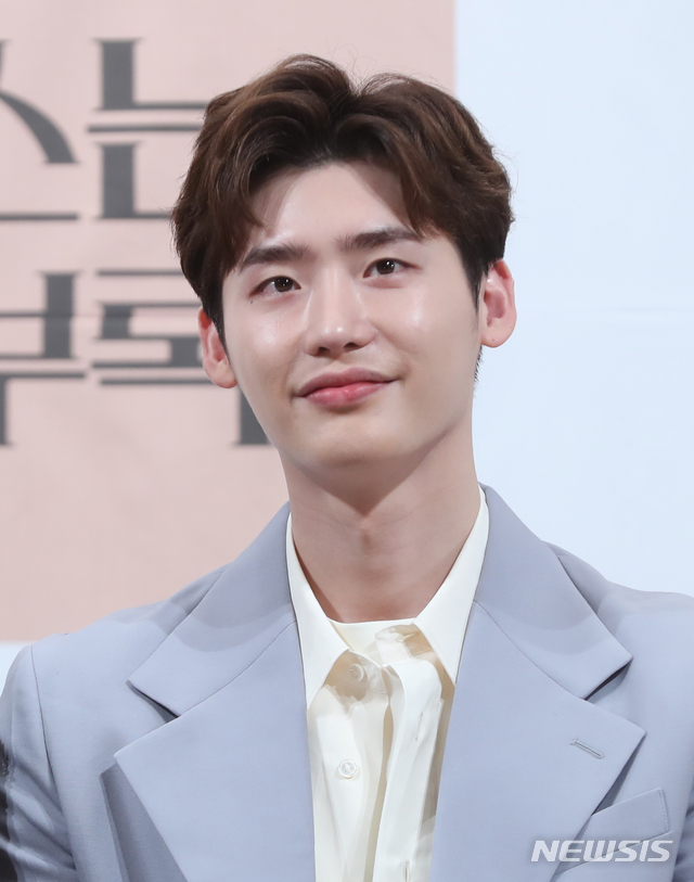 【서울=뉴시스】조수정 기자 = 배우 이종석이 tvN 토일드라마 '로맨스는 별책부록' 제작발표회가 열린 21일 오후 서울 논현동 임피리얼팰리스호텔에서 질문을 듣고 있다. 로맨스는 별책부록은 오는 26일부터 매주 토,일 밤 9시 방송한다. 2019.01.21. chocrystal@newsis.com