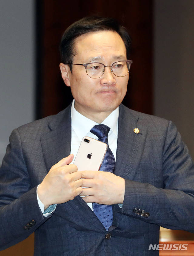 【서울=뉴시스】홍효식 기자 = 홍영표 더불어민주당 원내대표. 2019.01.21. yesphoto@newsis.com