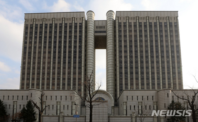[서울=뉴시스]김선웅 기자 = 서울중앙지법 전경. 2019.01.21. mangusta@newsis.com