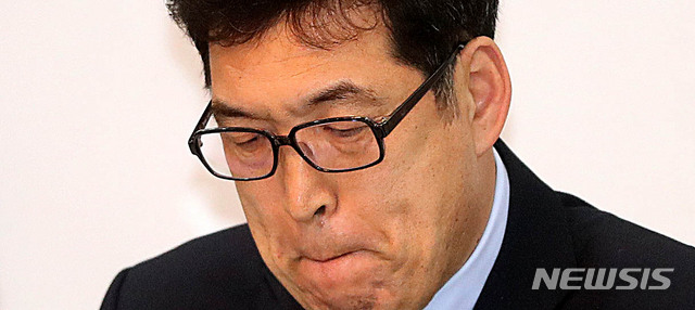 【서울=뉴시스】추상철 기자 = 전명규 한국체육대학교 교수(전 빙상연맹 부회장)가 21일 오후 서울 송파구 올림픽파크텔에서 기자회견을 열고 빙상계 폭력 및 성폭력 사건 은폐 의혹과 관련 입장을 밝힌 후 생각에 잠겨 있다. 2019.01.21.&nbsp; scchoo@newsis.com