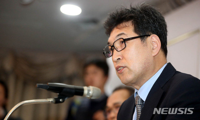 [서울=뉴시스]추상철 기자 = 전명규 전 한국체육대학교 교수가 지난 2019년 1월21일 오후 서울 송파구 올림픽파크텔에서 기자회견을 열고 빙상계 폭력 및 성폭력 사건 은폐 의혹과 관련 입장을 밝히고 있다. 2019.01.21. scchoo@newsis.com