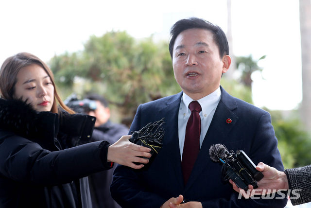 【제주=뉴시스】우장호 기자 = 공직선거법 위반 혐의로 재판에 넘겨진 원희룡 제주도지사가 지난달 21일 제주지방법원에서 열리는 공판에 출석하기 위해 법원에 들어서 취재진의 질문에 답변하고 있다. 2019.01.21. woo1223@newsis.com